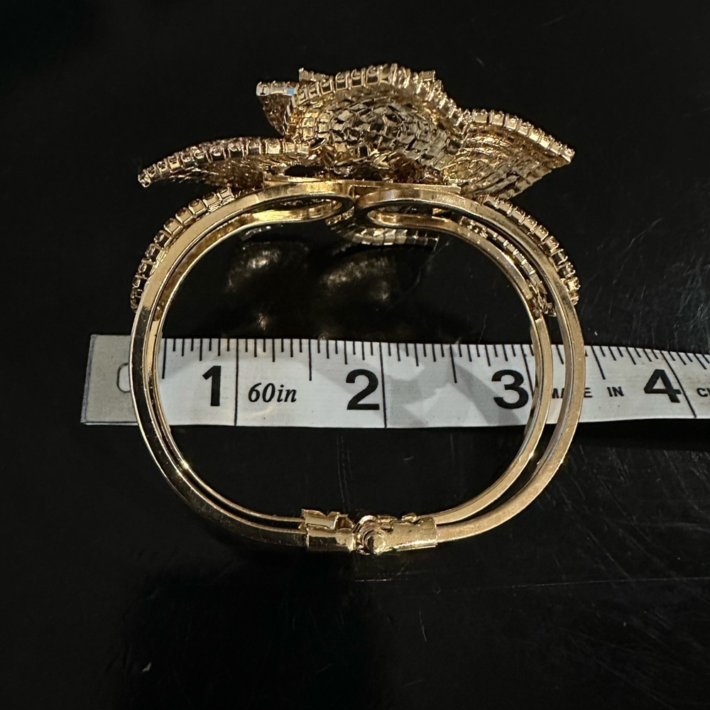 Rose gold flower bracelet with crystals - Picture 3 of 4